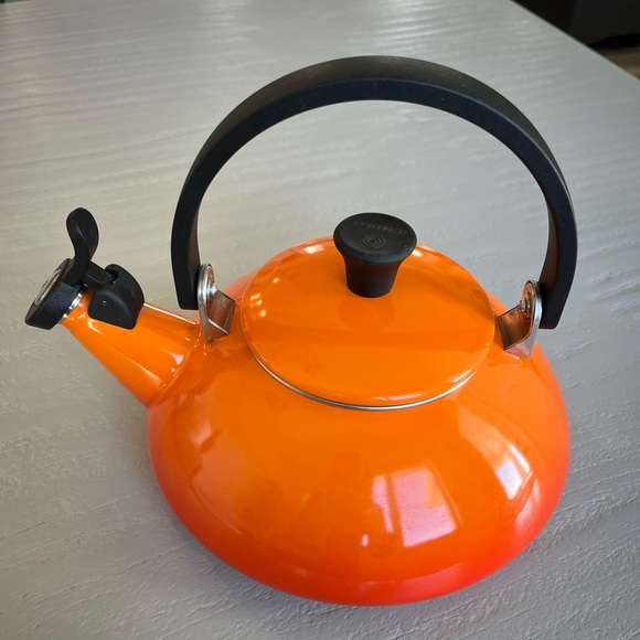 Le Creuset Flame Orange Zen Whistling Tea Kettle 1.6QT Enamel on Steel - Picture 4 of 10